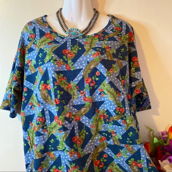 ❌SOLD❌LuLaRoe Green & Blue Hi Low Design Top - Picture 4 of 7